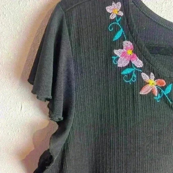 Torrid Size 1X Blouse Textured Embroidered Neckline Mesh Flutter Sleeve Black - Picture 3 of 6